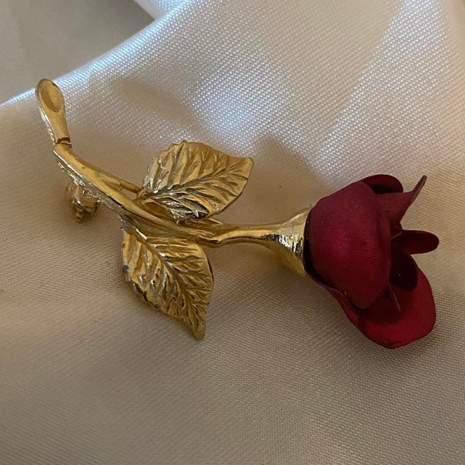 Vintage Giovanni Rose Brooch Gold Tone Deep Red